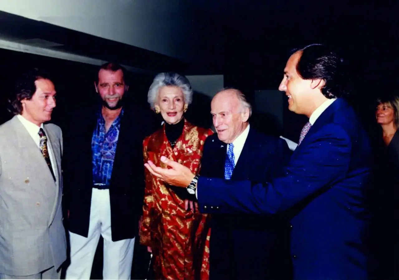 Con su hermano Eduardo, Ministro de Cultura, recibiendo al célebre violinista y director de orquesta,Lord Yehudi Menuhin